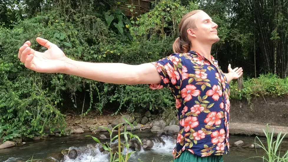 Un momento de libertad relajada junto a un arroyo
